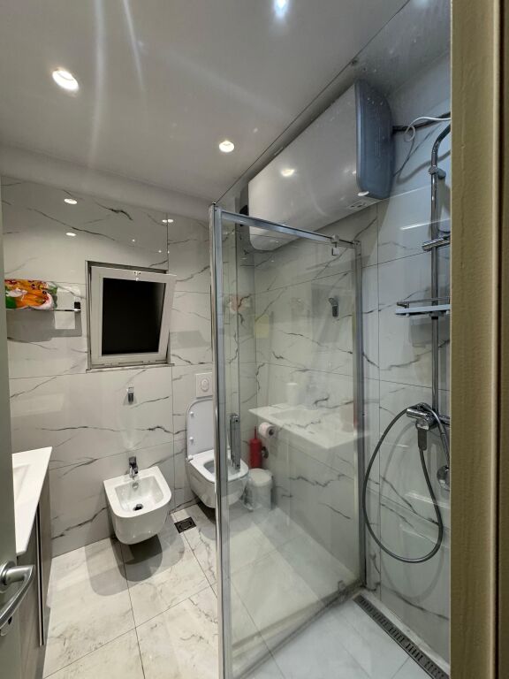 Edificio di 3 piani in vendita in Via Dibra vicino all'Ospedale Madre Teresa QSUT