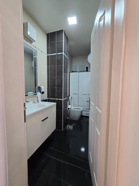 Jepet me qera zyre tek Rr Kavajes