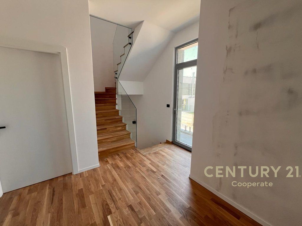 VENDIAMO VILLA A FARKË VICINO AL LAGO 637,500 €