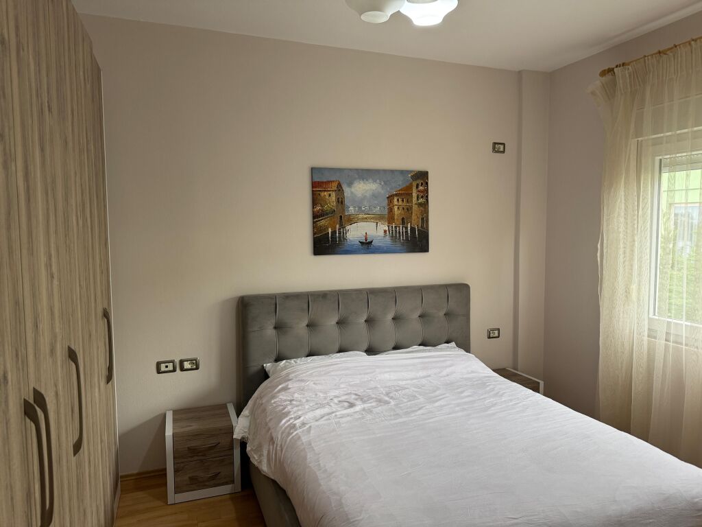 Jepet me qera 2+1 mobiluar sauk te ri shkolla rreze drite 500 eu