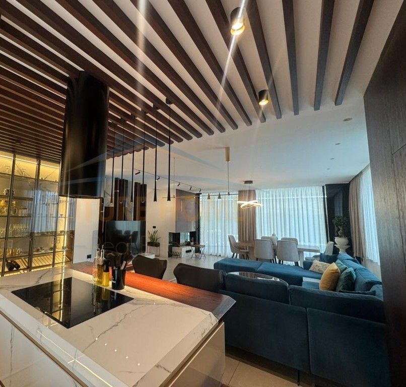 Shitet, Vilë e Bashkangjitur, "San Pietro Residence", Gjiri I Lalëzit