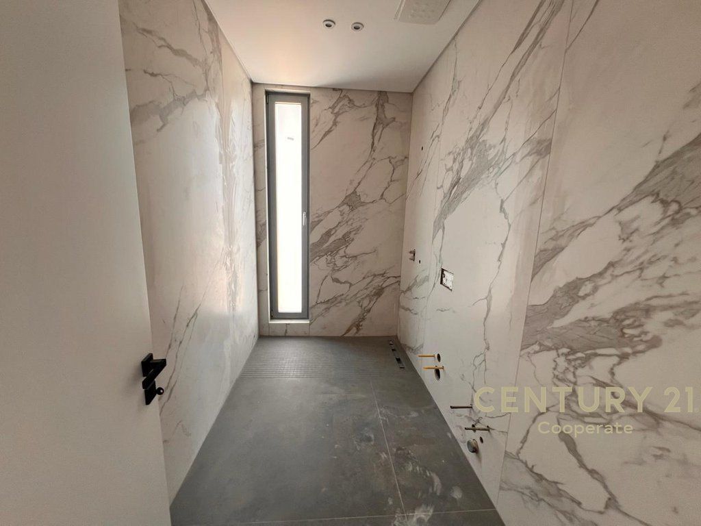 VENDIAMO VILLA A FARKË VICINO AL LAGO 637,500 €