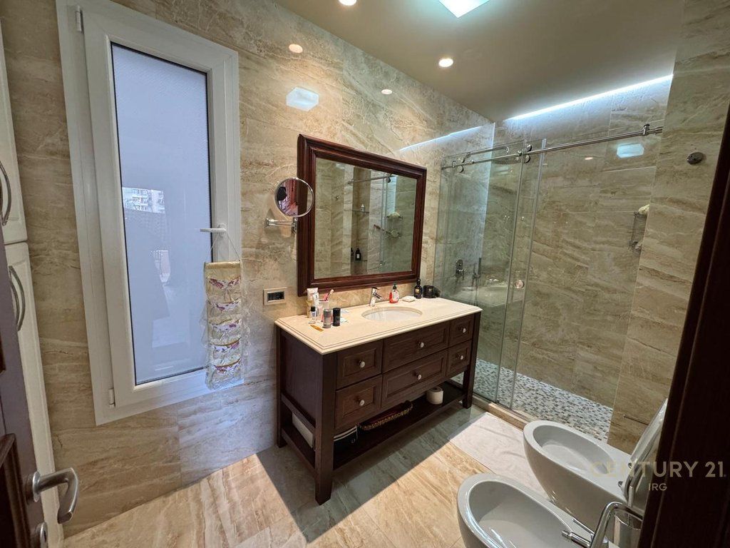 Apartament 2+1+2 për shitje në zonën e Ish-Bllokut