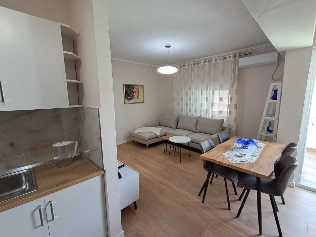 🏡 Jepet me qira apartament 2+1 në qendër të Durrësit, pranë Muzeumit