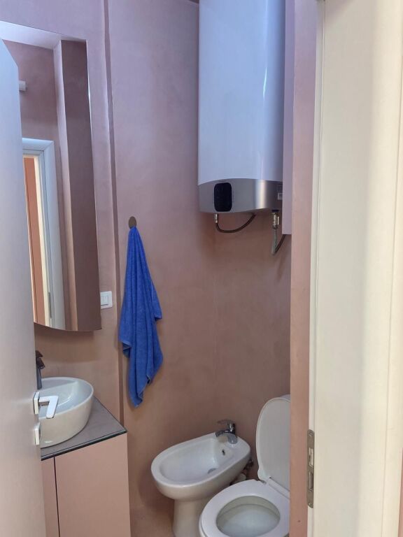 Jepet me Qera Apartament 1+1 tek Shkemi i kavajes