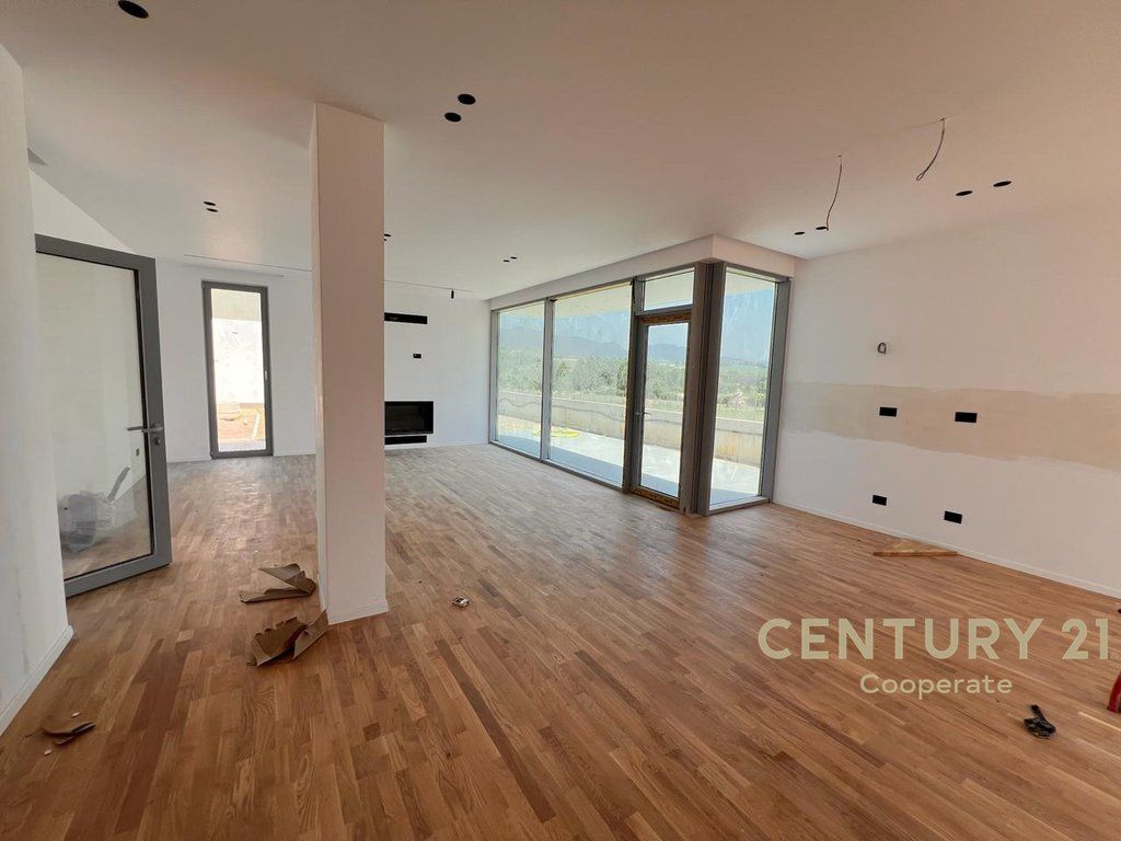 VENDIAMO VILLA A FARKË VICINO AL LAGO 637,500 €