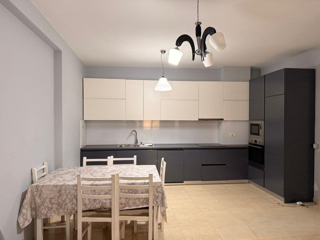 SHESIM APARTAMENT 2+1 PRANE KIKA 2 KOMUNA E PARISIT! 285,000 €