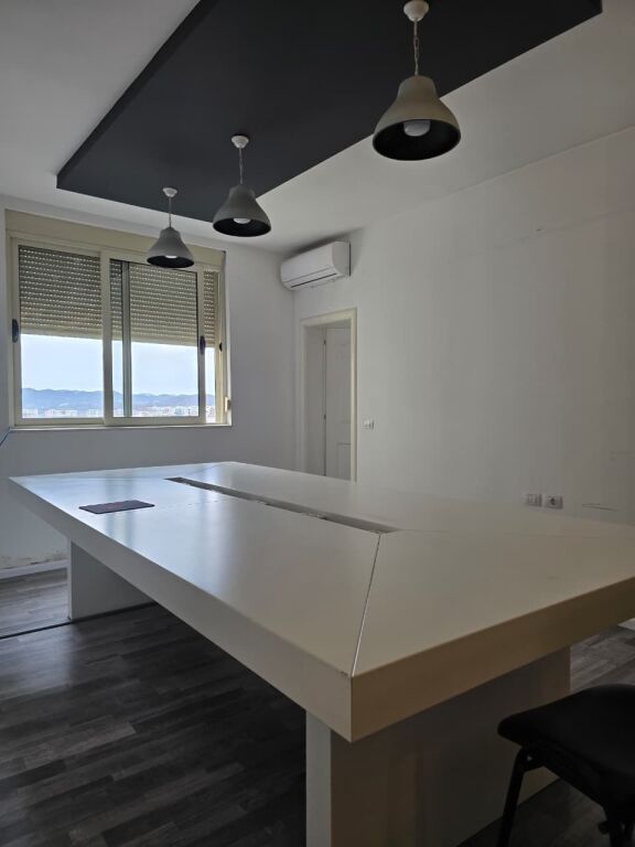 Jepet me qera zyre tek Rr Kavajes