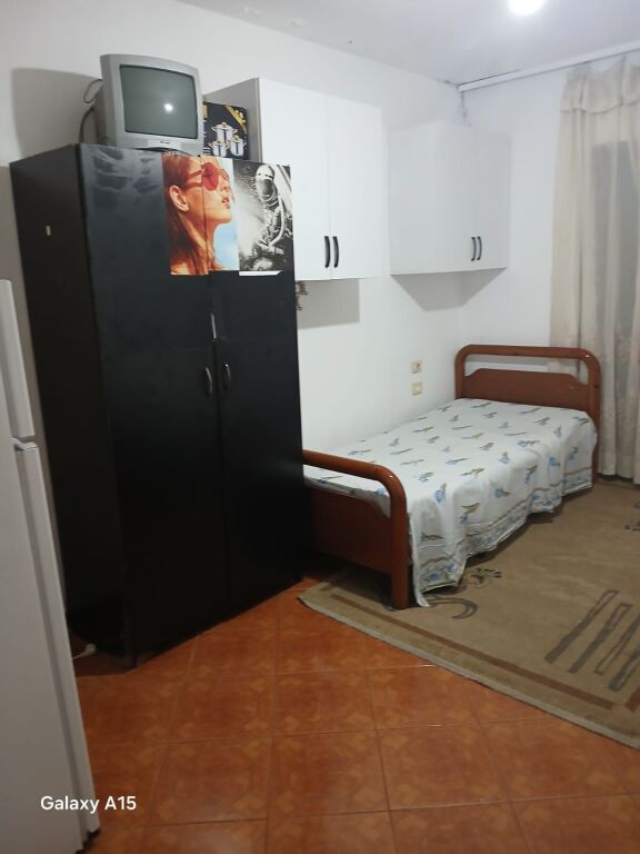 GARSIONERE 22000 LEKE.ISH PARKU I AUTOBUZAVE.