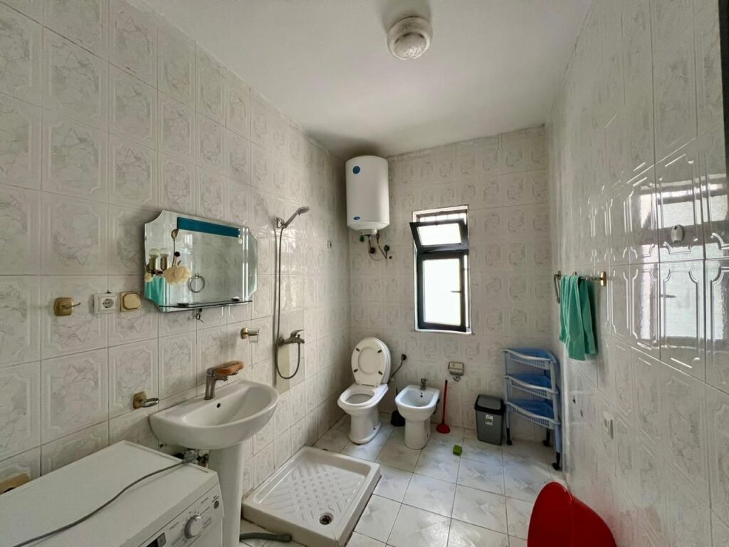 Qira, Shtëpi Private 3-Katëshe “Fresk”, Tiranë.