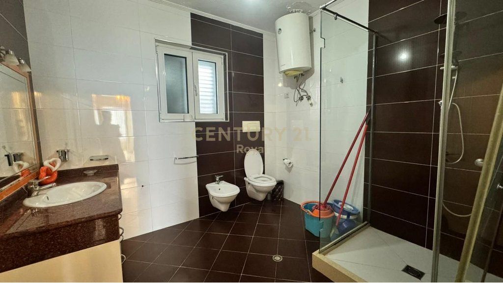 VILE NE SHITJE NE ZONEN E SHKOZES, PRANE UNAZES SE MADHE 480,000 € Sip. Totale  640m2