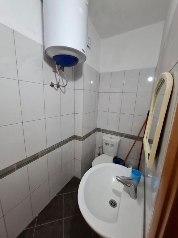 Jepet me Qera Apartament 1+1 tek Shkembi i Kavajes