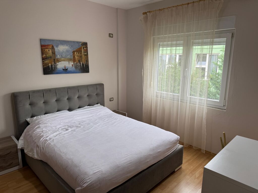 2+1,i mobiluar apartament,te shkolla rreze drite,sauk i ri,500 mije leke