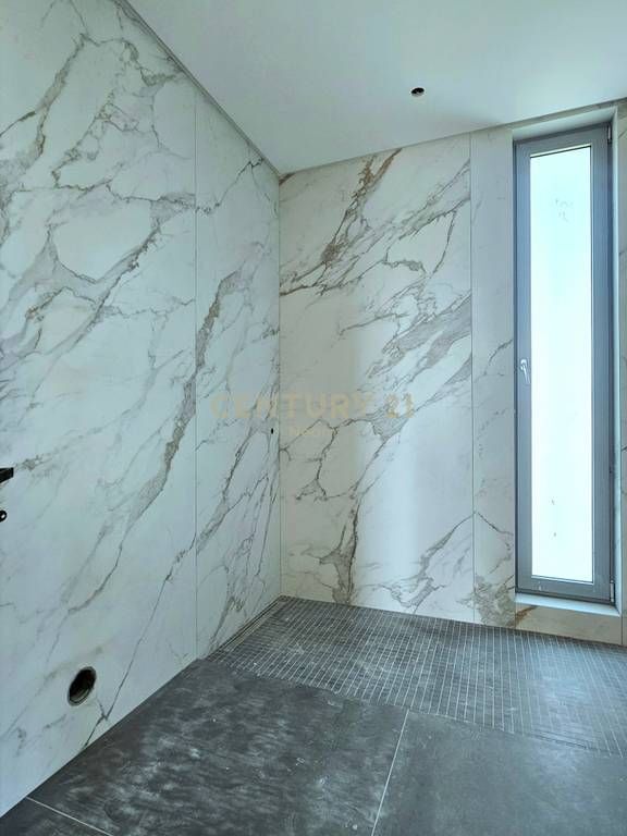 VILLA INDIVIDUALE SU 3 PIANI IN VENDITA A FARKE