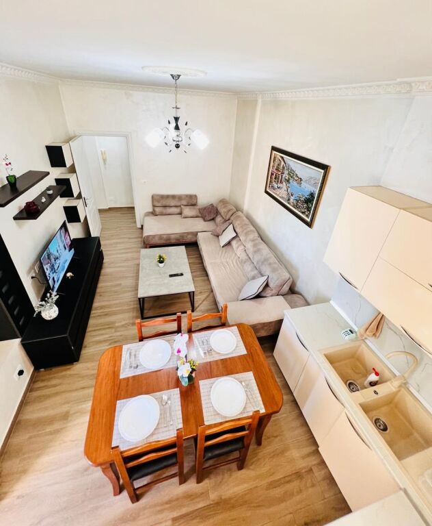 Jepet me Qera Apartament 1+1 Ne Plazh Hekurudha