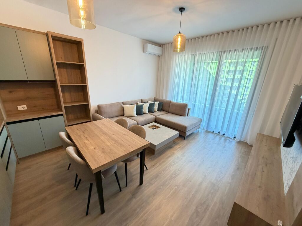 🏢 Jepet me Qera Apartament 2+1 – Zona 5 Maji  Ofrohet për qera një apartament 2+1 në zonën e 5 Majit, një nga zonat në zhvillim dhe me akses të mirë në qytet. Apartamenti është i organizuar në mënyrë funksionale dhe i përshtatshëm për familje ose për individë që kërkojnë komoditet dhe qetësi.  📍 Vendndodhja: Zona 5 Maji 🏠 Tipologjia: 2+1 💶 Çmimi: 700 mije leke/ muaj  Për më shumë informacion ose për një vizitë në pronë, ju lutemi na kontaktoni.