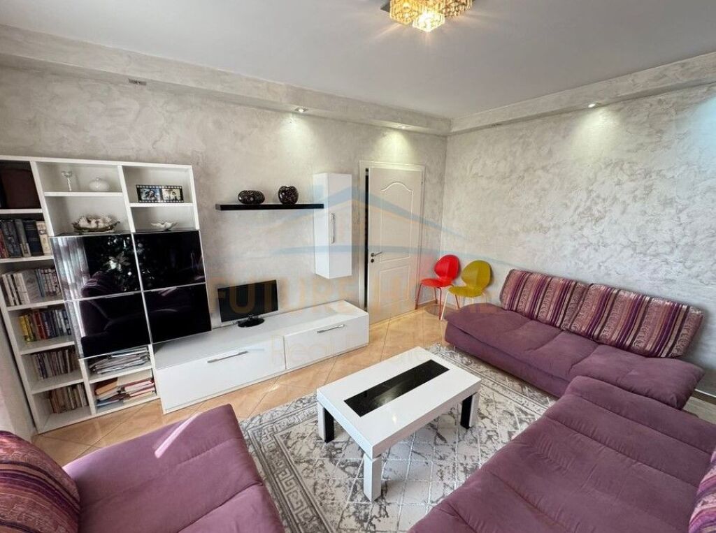 Shitet, Duplex 2+1+2, Rruga e Dibres, Tiranë.