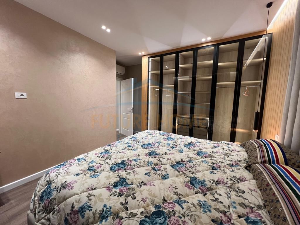 Shitet, Apartament 2+1+2+Post Parkimi, Ali Demi, Tiranë.