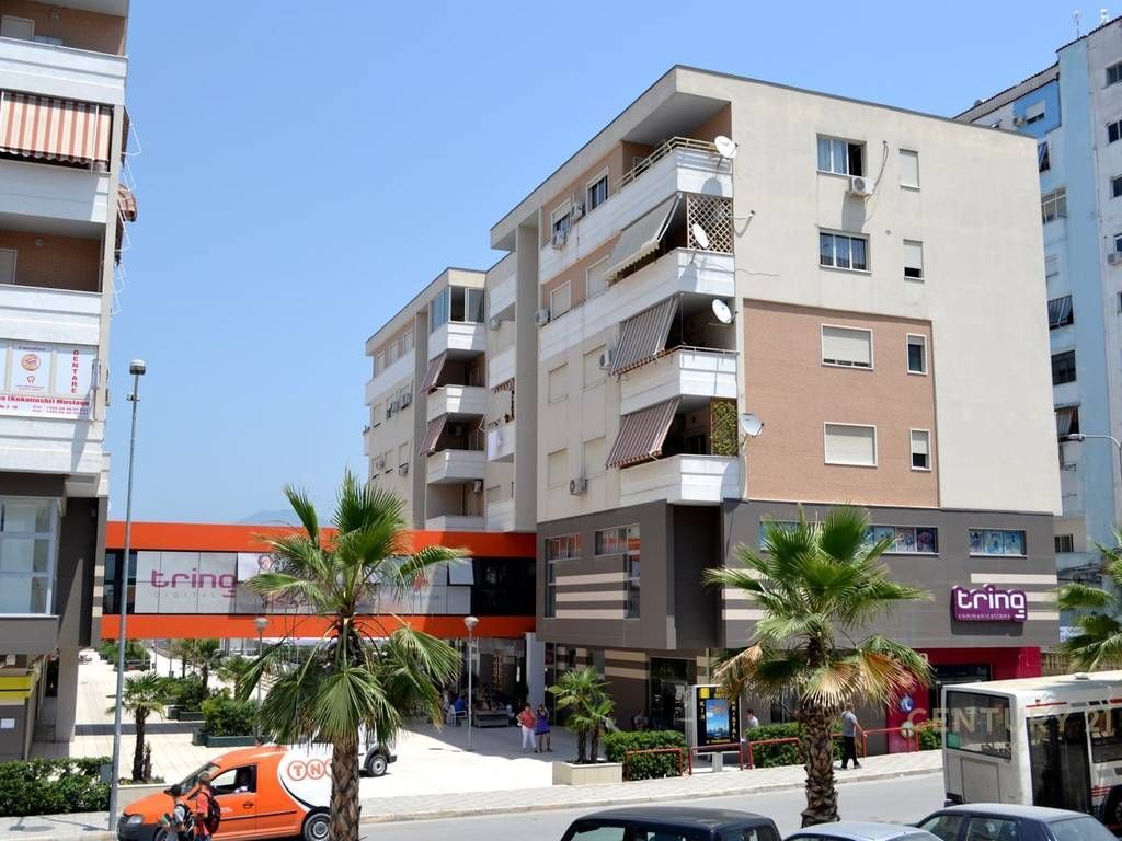 Shitet apartament 3+1+2 në Komunën e Parisit – Rruga "Tish Dahija" 300,000 € Sip. Totale  152m2