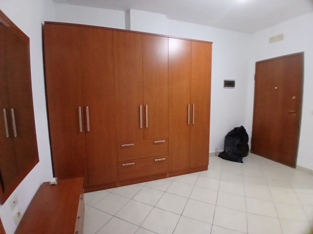 2+1, parzialmente arredato, vicino al mercato eco Yzberisht, 400 mila lek