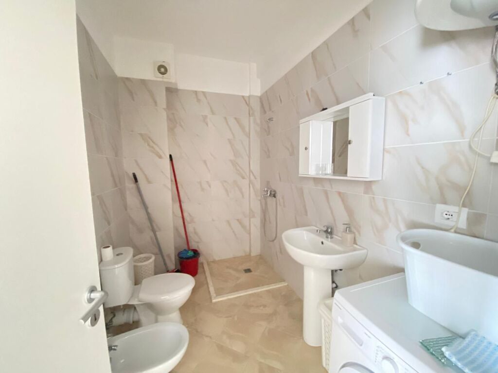 Shitet Apartament 1+1