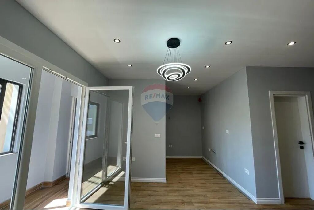 Apartament - Për Shitje - Rruga 5 Maji, Tiranë