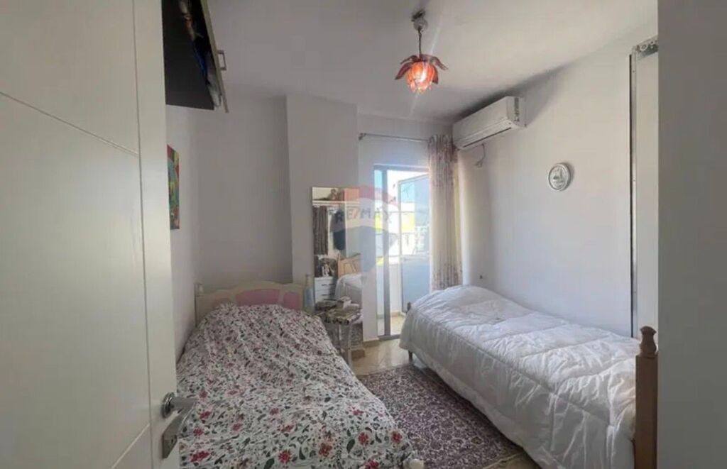 Apartament - Për Shitje - Kombinat, Tiranë