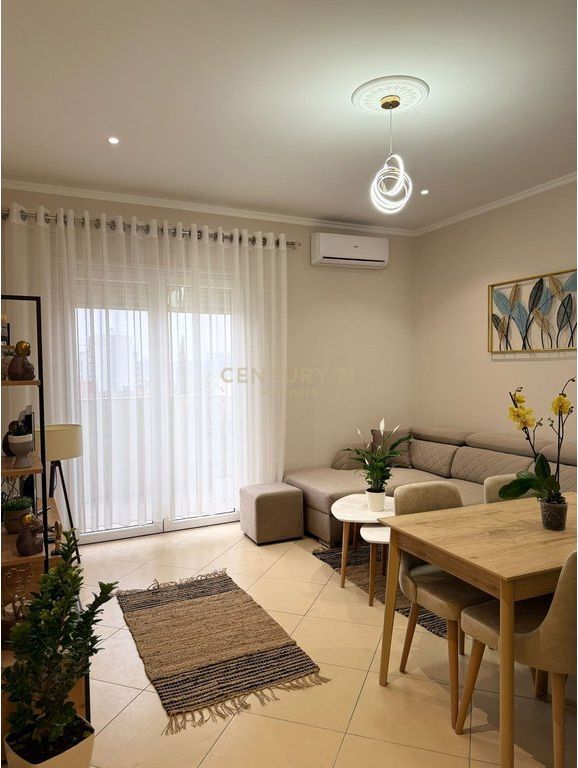 Japim Apartament me qira perball me Komplex Delijorgjin !