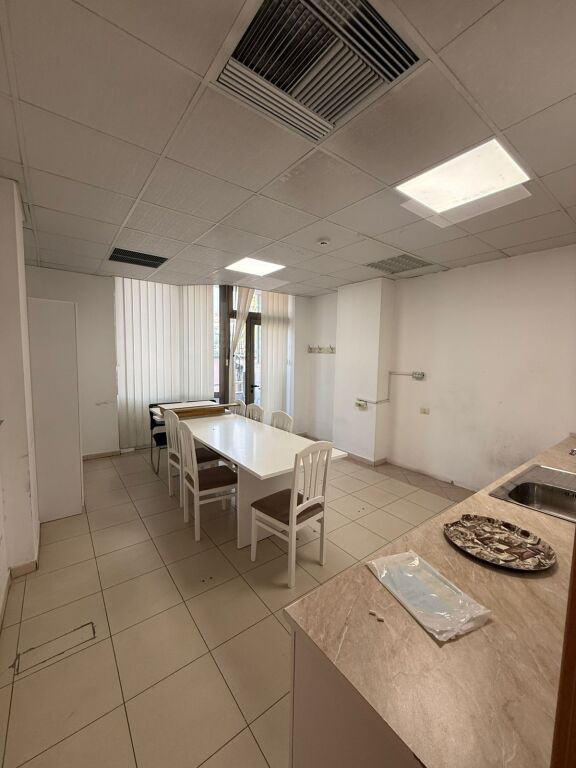 Jepet Zyrë me Qera – Sheshi Wilson 🏢