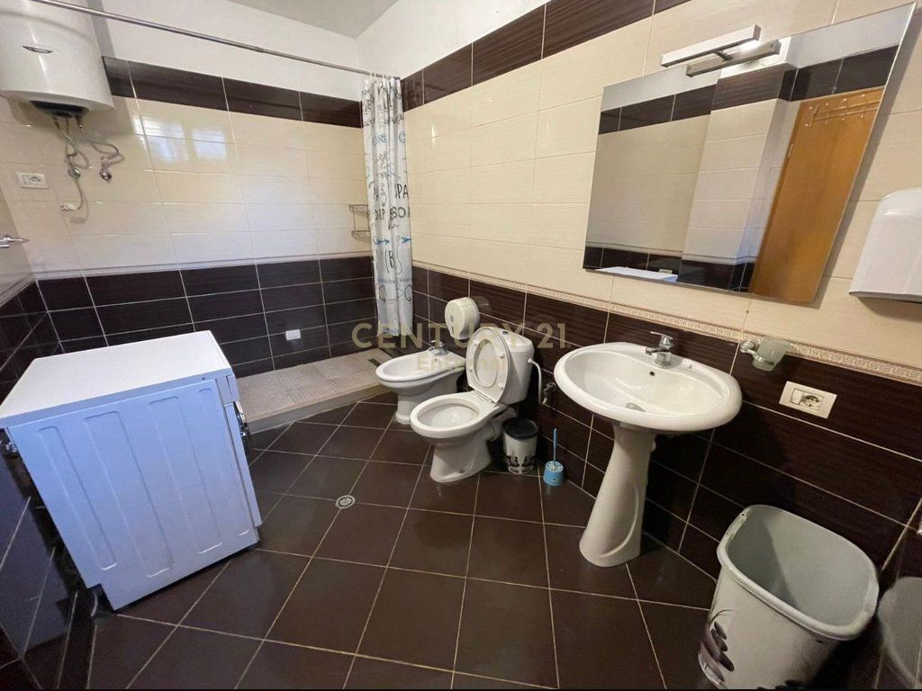 Scuola rossa - Si danno 2+1 + 2 parcheggi Primo piano di una villa