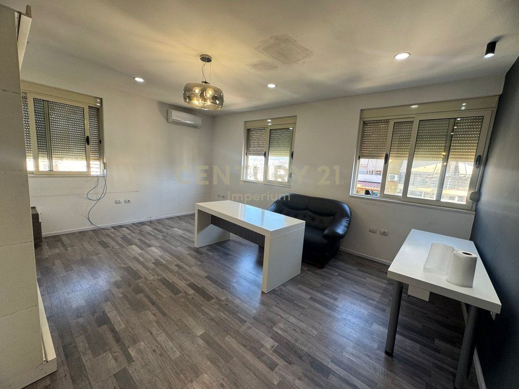 Jepet me qira zyrë përballë Kompleksit Delijorgji, në zonën e Ish Parkut