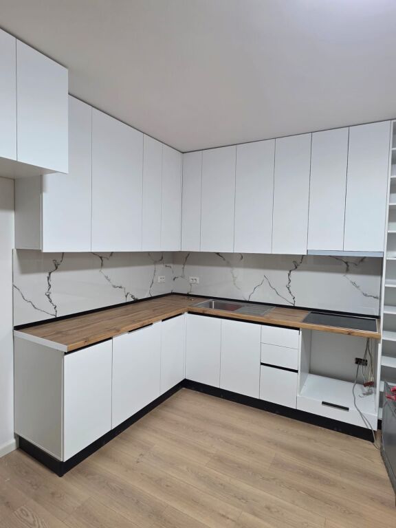 Jepet me qira 2+1 bosh me parkim Kombinat 420 mije leke