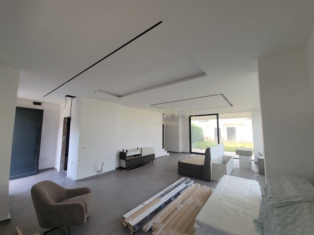 Vilë e Bashkëngjitur në Shitje – San Pietro, Gjiri i Lalzit