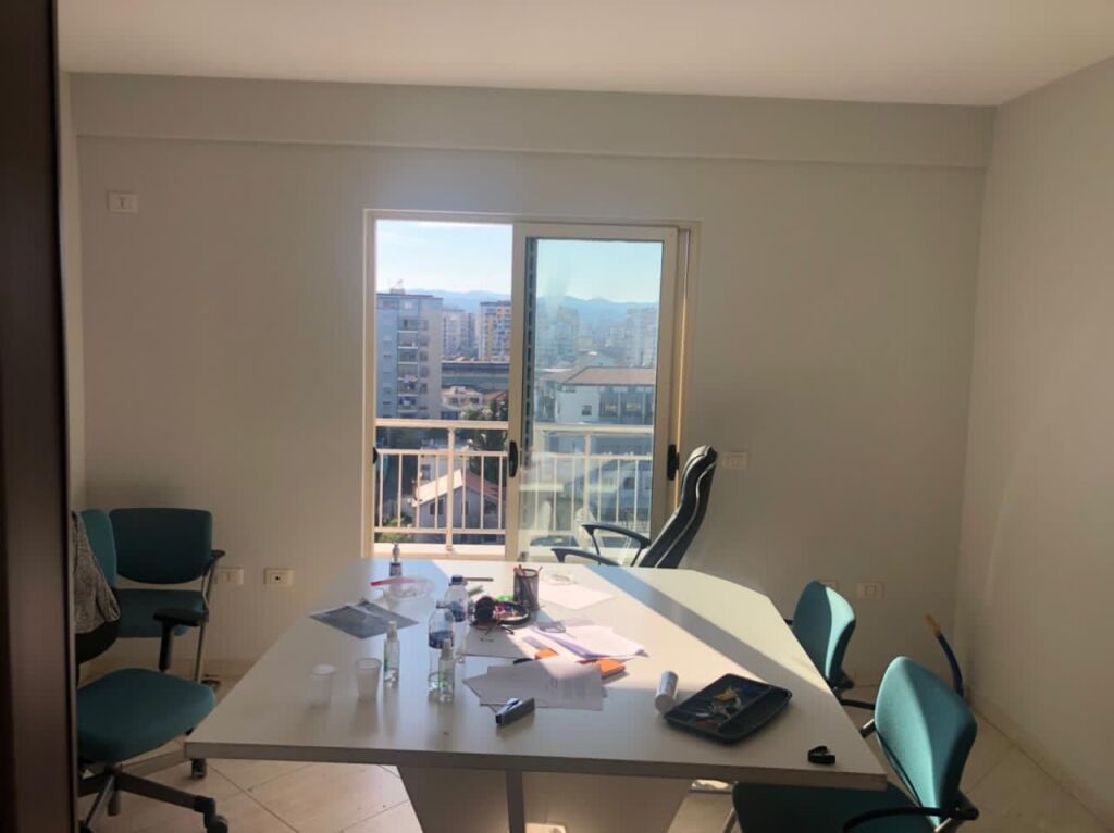 🏡Jepet me qera apartament 2+1  👉🏻I përshtatshëm për banim ose zyra. 📍 Rruga Jordan Misja💰 Çmimi: 600€ / muaj