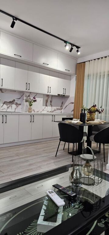 Shitet Apartament,1+1 në Plazh,Durrës.