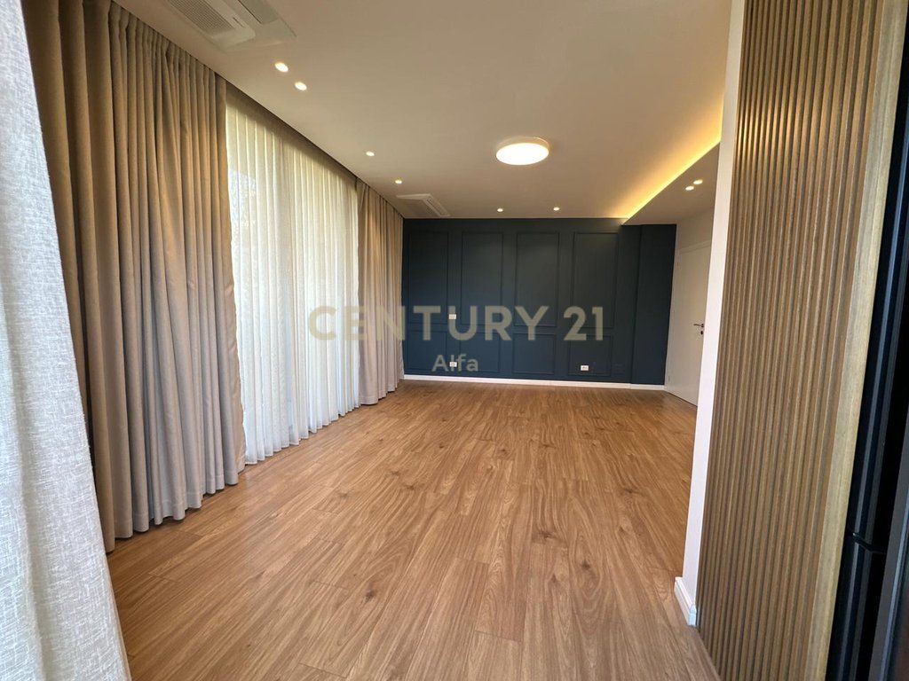 Jepet me qira ambient zyrash në Rezidencën Lake View