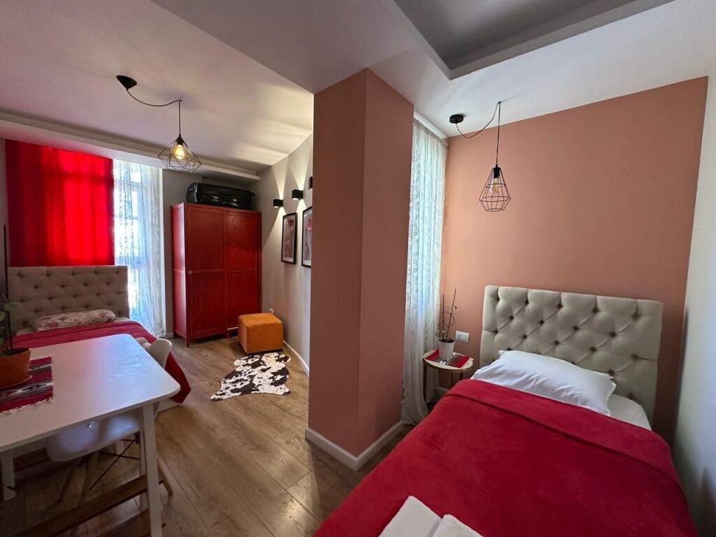 🏢Rruga e Bogdaneve ,jepet me qera apartament 2+1i mobiluar.1,000Euro