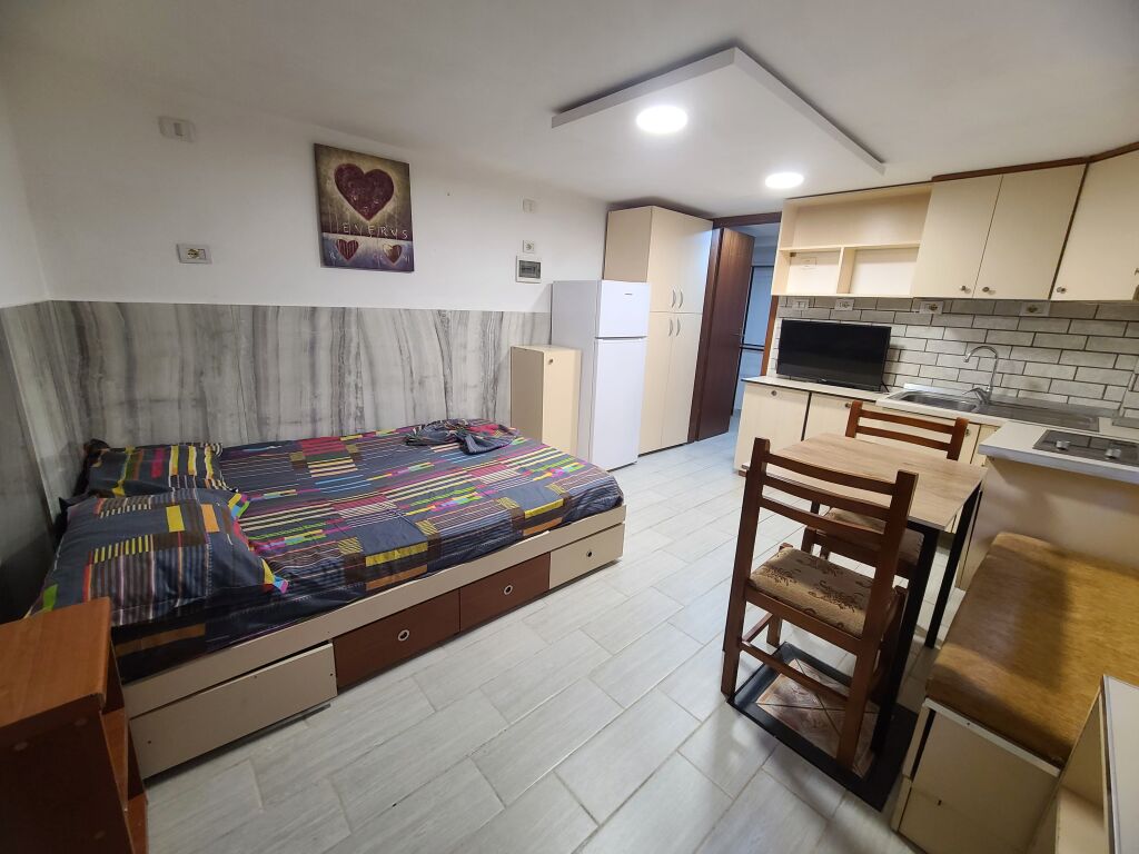 Garsonier prane qendres tregtare concord I kompletuar  me te gjitha and wifi