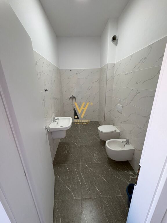 JEPET ZYRE 96 M2 ME QIRA NE VASIL SHANTO 1.500 EURO