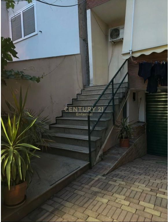 Scuola rossa - Si danno 2+1 + 2 parcheggi Primo piano di una villa