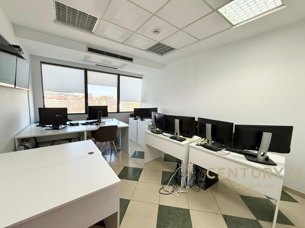 Jepet me qira zyrë tek Kullat Binjake, në Bulevardin “Dëshmorët e Kombit”,