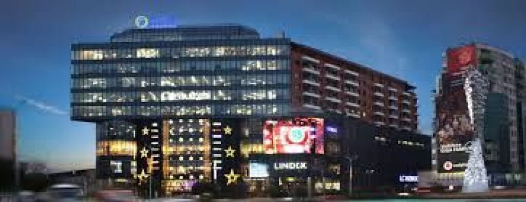 Jepet me qira ambient zyrash me sipërfaqe 770 m² në Ring Center,
