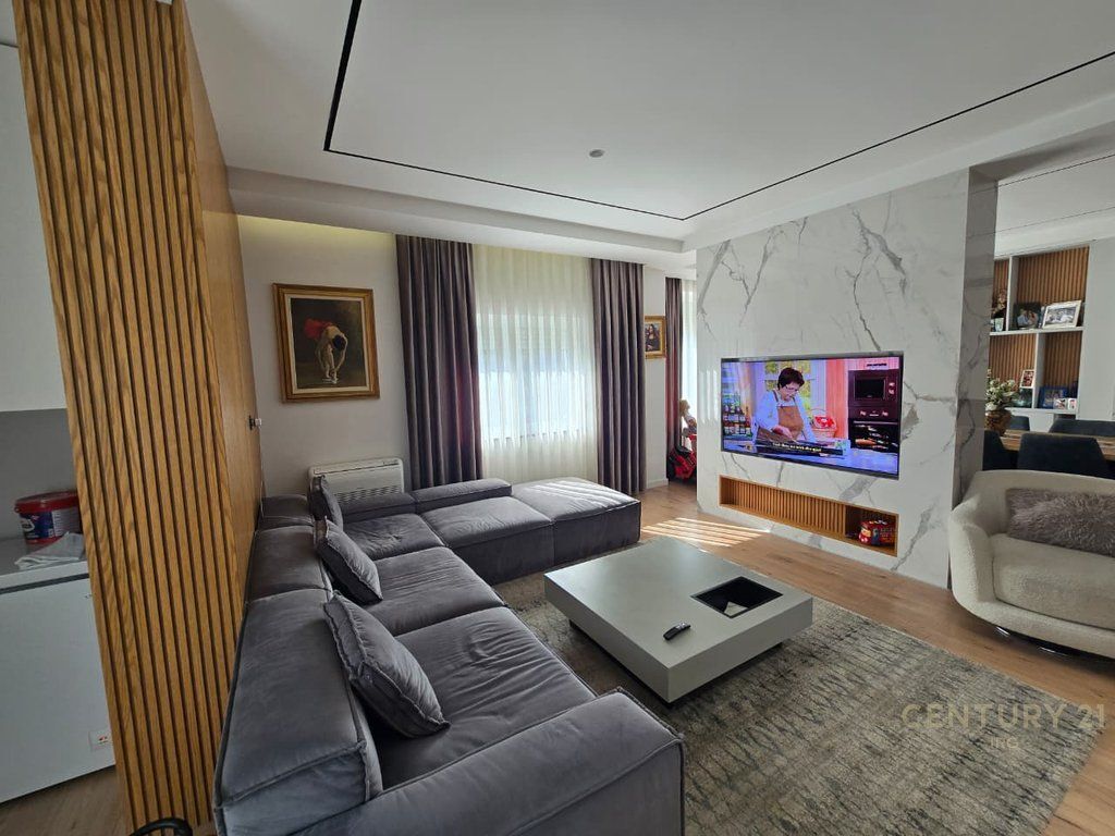 Shitet apartament 3+1 me 2 tualete, ballkon dhe depo në Rrugën Margarita Tutulani, në katin e 6-të të një pallati me ashensor.