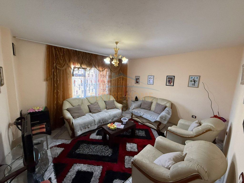 Shitet ,Shtëpi 3 - Katëshe ,Lagjia 1  ,Pogradec