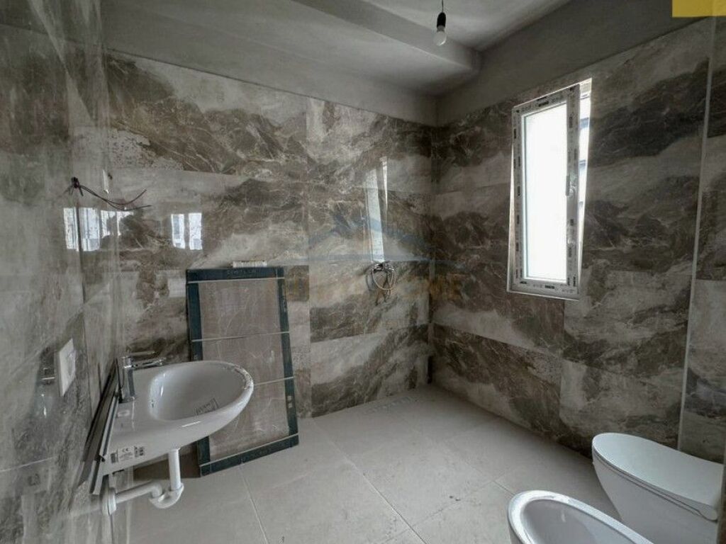 Shitet, Apartament 2+1+2+ Post Parkimi, River Residence, Unaza e Re, Tiranë.