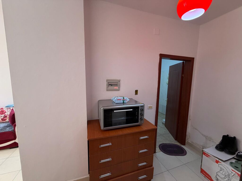 Garsoniere ne shitje, Astir