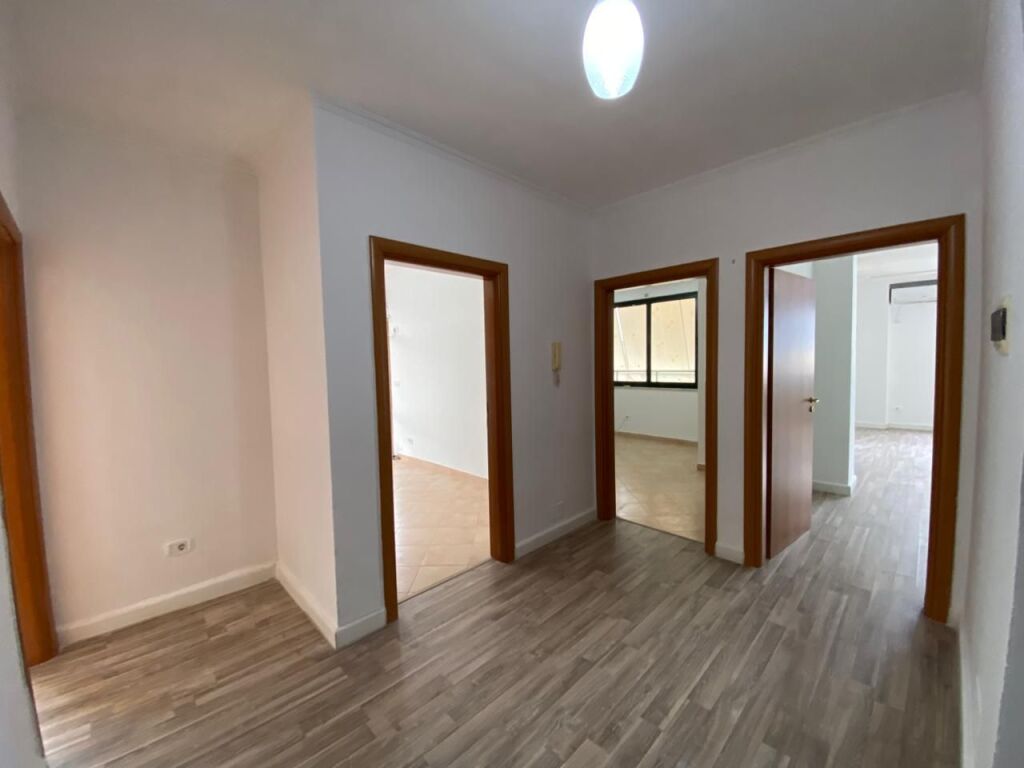 JEPET APARTAMENT 3+1 PER QERA TEK ISH-EKSPOZITA