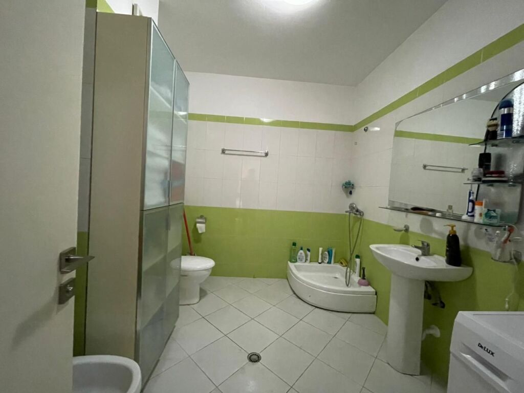 Apartament 2+1+Verande per shitje tek Big Market Yzberisht.