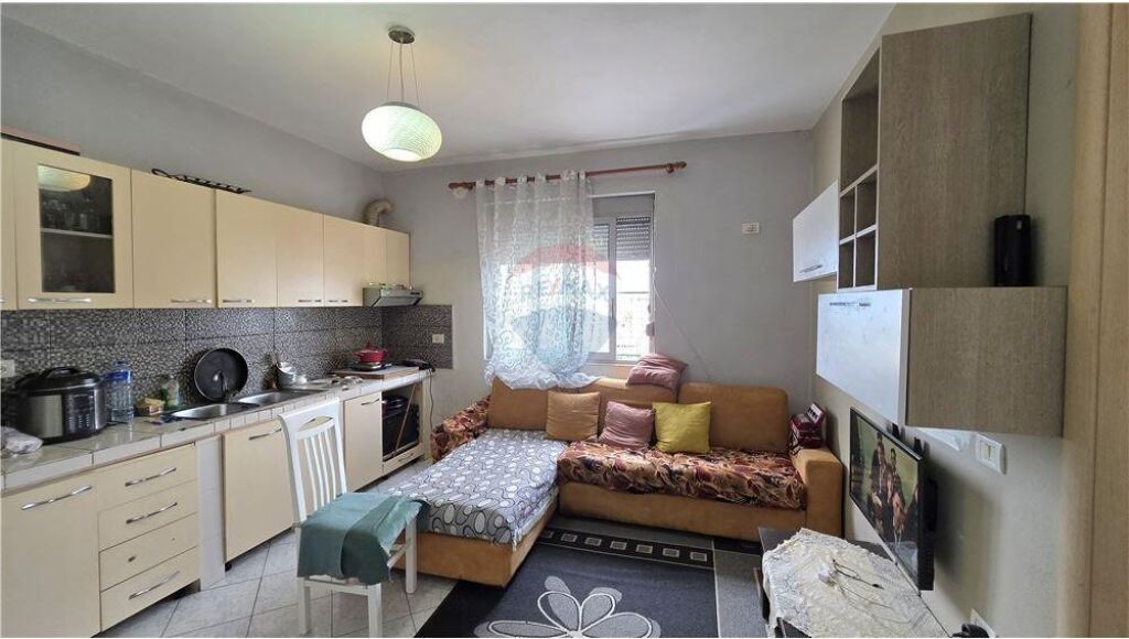 Apartament 1+1 ne shitje , prane Poliklinikes