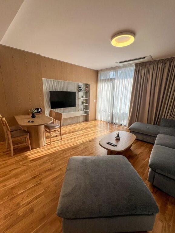 Apartament me Qera te Lake View